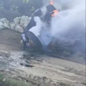 Camión cargado de mercancía se vuelca y se incendia en Puerto Plata