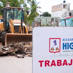 Alcaldía de Higüey realiza trabajos de bacheo en Villa Esperanza