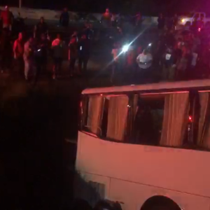 Un autobús que presuntamente transportaba turistas se vio involucrado en un aparatoso accidente de tránsito la tarde de hoy en La Romana, en una zona descrita por testigos como “la curva”.