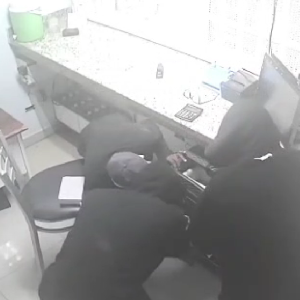Captan en video a tres delincuentes rompiendo bancas en Villa España y El INVI