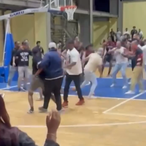 Tensión al finalizar juego de baloncesto en El Seibo