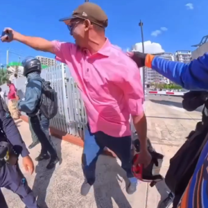 Hombre reacciona indignado tras retención de su motocicleta