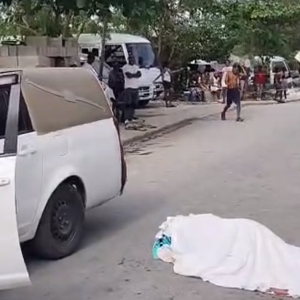 Hombre identificado como César Gregorio, de 58 años y nacionalidad venezolana, falleció la tarde de este domingo tras caer desde un tercer piso en el sector Barrio George, calle 5, en La Romana.
