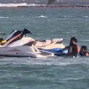 Reportan colisión entre varios jet ski en la playa de Boca Chica