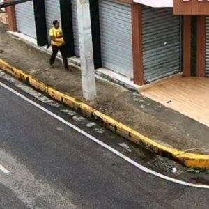 Conductor frustra asalto al embestir motocicleta de presuntos delincuentes en Santiago