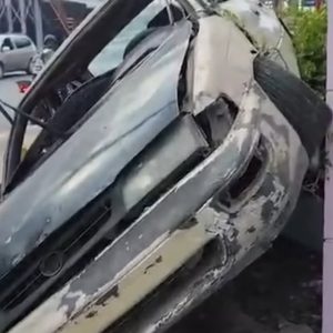 Conductora evita tragedia al estrellar su vehículo contra una pared por falla en los frenos en Santiago