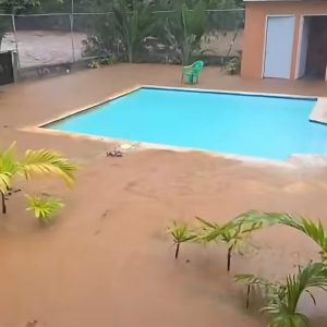 Viral: Jóvenes sorprendidos por crecida de río mientras disfrutaban en una villa de Puerto Plata