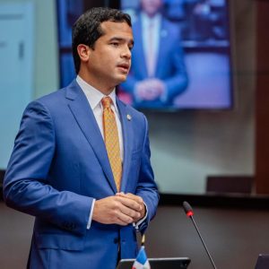 Omar Fernández lidera escenarios electorales, según encuesta