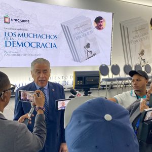 General (R) José Miguel Soto Jiménez presenta con éxito su libro “Los muchachos de la democracia” en la Universidad del CaribeLa obra destaca el papel de un grupo de oficiales en las crisis electorales de los años 1990, 1994 y 1996 por su decisiva contribución a la defensa de la institucionalidad democrática.
