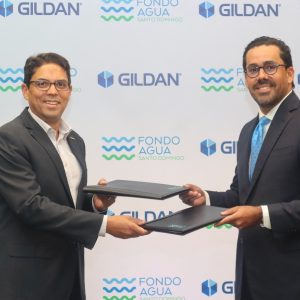 Santo Domingo, Rep. Dom.- La intervención de 32 hectáreas y la siembra de más de 35,200 plantas marcan el alcance de la renovación de un acuerdo firmado entre el Fondo Agua Santo Domingo (FASD) y Gildan Dominicana, consolidando una de las alianzas ambientales privadas de mayor impacto en la cuenca del río Ozama.