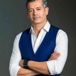 Roger Zayas presenta “Me Enamoras”, una bachata hecha con corazón y una mirada al futuro—-Santo Domingo, R.D. – El cantautor dominicano Roger Zayas presenta hoy su nuevo sencillo y video “Me Enamoras”, una bachata que nace desde un lugar íntimo y emocional, que combina la raíz del género con arreglos y recursos que pertenece a este momento de la música.