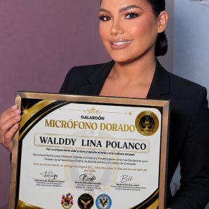 Walddy Lina Polanco es reconocida con el Micrófono Dorado en Bogotá, Colombia