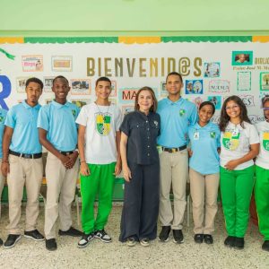 Carolina habla del cuidado del medioambiente y manejo de residuos con estudiantes en Gualey