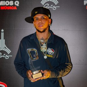 Dixson Waz es reconocido en los Premios Q 2026 por su exitosa trayectoria en la música