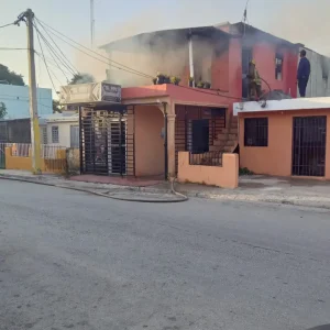 Incendio afecta vivienda en el sector Villa España, La Romana